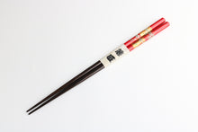 Load image into Gallery viewer, SAKURA CHOPSTICKS & CHOPSTICKS RESTS GIFT SET (BLACK & RED)