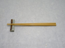 Load image into Gallery viewer, MINOYAKI KARATSU KIRIITA CHOPSTICKS REST