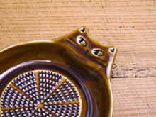 Load image into Gallery viewer, FIKALYCKA CAT SHAPED SMALL GRATER PLATE (BROWN)