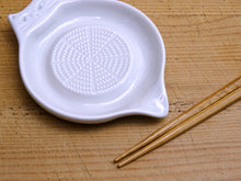 Load image into Gallery viewer, FIKALYCKA CAT SHAPED SMALL GRATER PLATE (LIGHT GRAY)