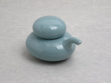 Load image into Gallery viewer, HASAMIYAKI HAKUZANGAMA ISHIKORO SHOYU-SASHI / SOY SAUCE POT BLUE GRAY**