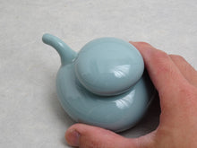 Load image into Gallery viewer, HASAMIYAKI HAKUZANGAMA ISHIKORO SHOYU-SASHI / SOY SAUCE POT BLUE GRAY**