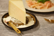 Load image into Gallery viewer, MUJUN SURI PLATE MOTOSHIGE JAPANESE WHITE GRATER (2SIZES)