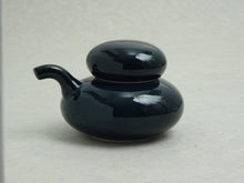 Load image into Gallery viewer, HASAMIYAKI HAKUZANGAMA ISHIKORO SHOYU-SASHI / SOY SAUCE POT NAVY**