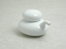 Load image into Gallery viewer, HASAMIYAKI HAKUZANGAMA ISHIKORO SHOYU-SASHI / SOY SAUCE POT WHITE**