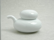Load image into Gallery viewer, HASAMIYAKI HAKUZANGAMA ISHIKORO SHOYU-SASHI / SOY SAUCE POT WHITE**