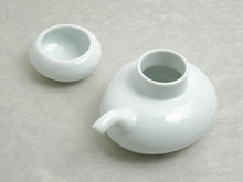 Load image into Gallery viewer, HASAMIYAKI HAKUZANGAMA ISHIKORO SHOYU-SASHI / SOY SAUCE POT WHITE**