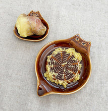 Load image into Gallery viewer, FIKALYCKA CAT SHAPED SMALL GRATER PLATE (BROWN)
