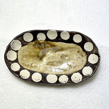 Load image into Gallery viewer, ROKURO OVAL PLATE DOT BROWN
