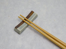 Load image into Gallery viewer, MINOYAKI KARATSU KIRIITA CHOPSTICKS REST
