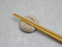 Load image into Gallery viewer, MINOYAKI TEDAMA CHOPSTICKS REST
