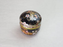 Load image into Gallery viewer, SAKURA &amp; KIKU FLOWERS TIN TEA CADDY (BLACK OR RED)

