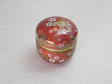 Load image into Gallery viewer, SAKURA &amp; KIKU FLOWERS TIN TEA CADDY (BLACK OR RED)
