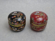 Load image into Gallery viewer, SAKURA &amp; KIKU FLOWERS TIN TEA CADDY (BLACK OR RED)
