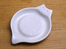 Load image into Gallery viewer, FIKALYCKA CAT SHAPED SMALL GRATER PLATE (LIGHT GRAY)
