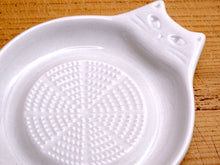 Load image into Gallery viewer, FIKALYCKA CAT SHAPED SMALL GRATER PLATE (LIGHT GRAY)
