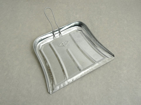 TIN DUSTPAN
