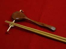 Load image into Gallery viewer, MIZUHIKI GOLD COLOUR CUTLERY REST
