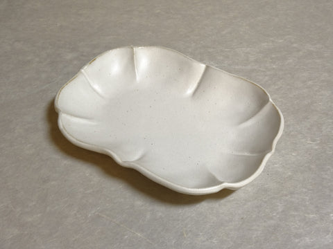 MASHIKOYAKI LOTUS-SHAPED NATURAL WHITE PLATE (LARGE)