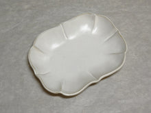 Load image into Gallery viewer, MASHIKOYAKI LOTUS-SHAPED NATURAL WHITE PLATE (LARGE)
