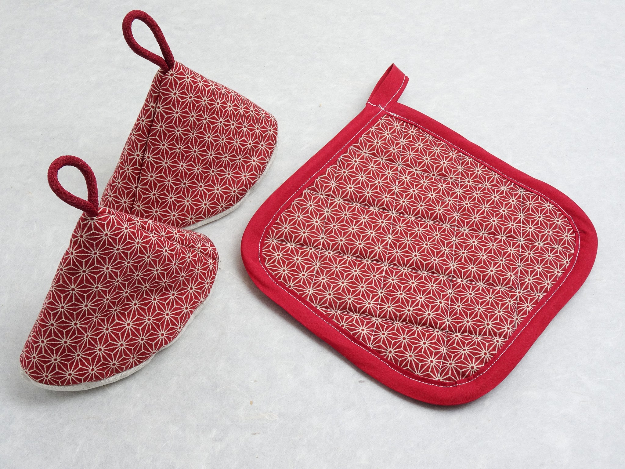 NABETSUKAMI & NABESHIKI / POTHOLDER & TRIVET SET ASANOHA WITH RED RIBBON