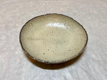 Load image into Gallery viewer, SHIGARAKIYAKI HECHIMON SHIRO-SANGO/WHITE CORAL 18CM SHALLOW BOWL
