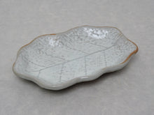 Load image into Gallery viewer, LEAF SHAPED SMALL PLATE CREAM*
