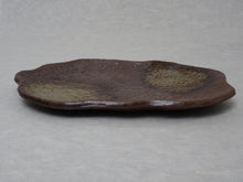 Load image into Gallery viewer, SHIGARAKIYAKI HECHIMON DARK BROWN  LEAF SHAPED PLATE
