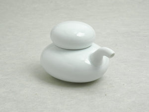 HAKUZANGAMA ISHIKORO SHOYU-SASHI / SOY SAUCE POT WHITE**